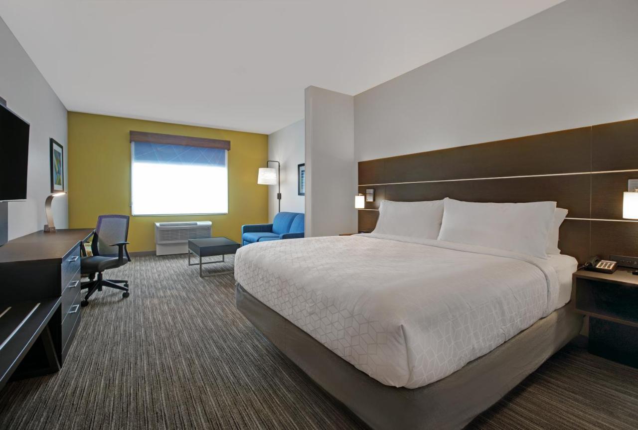 Holiday Inn Express & Suites - Milwaukee - Brookfield By Ihg Exterior photo