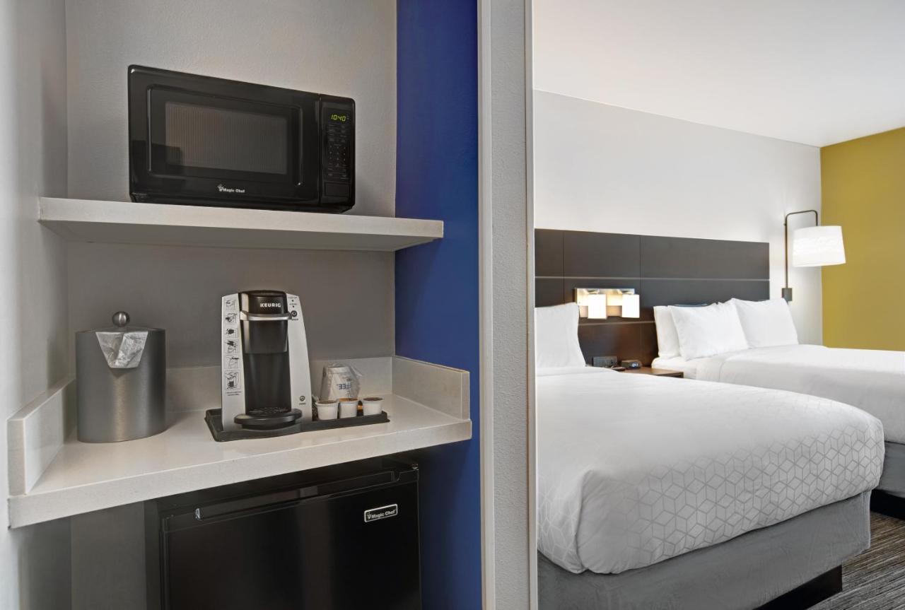 Holiday Inn Express & Suites - Milwaukee - Brookfield By Ihg Exterior photo