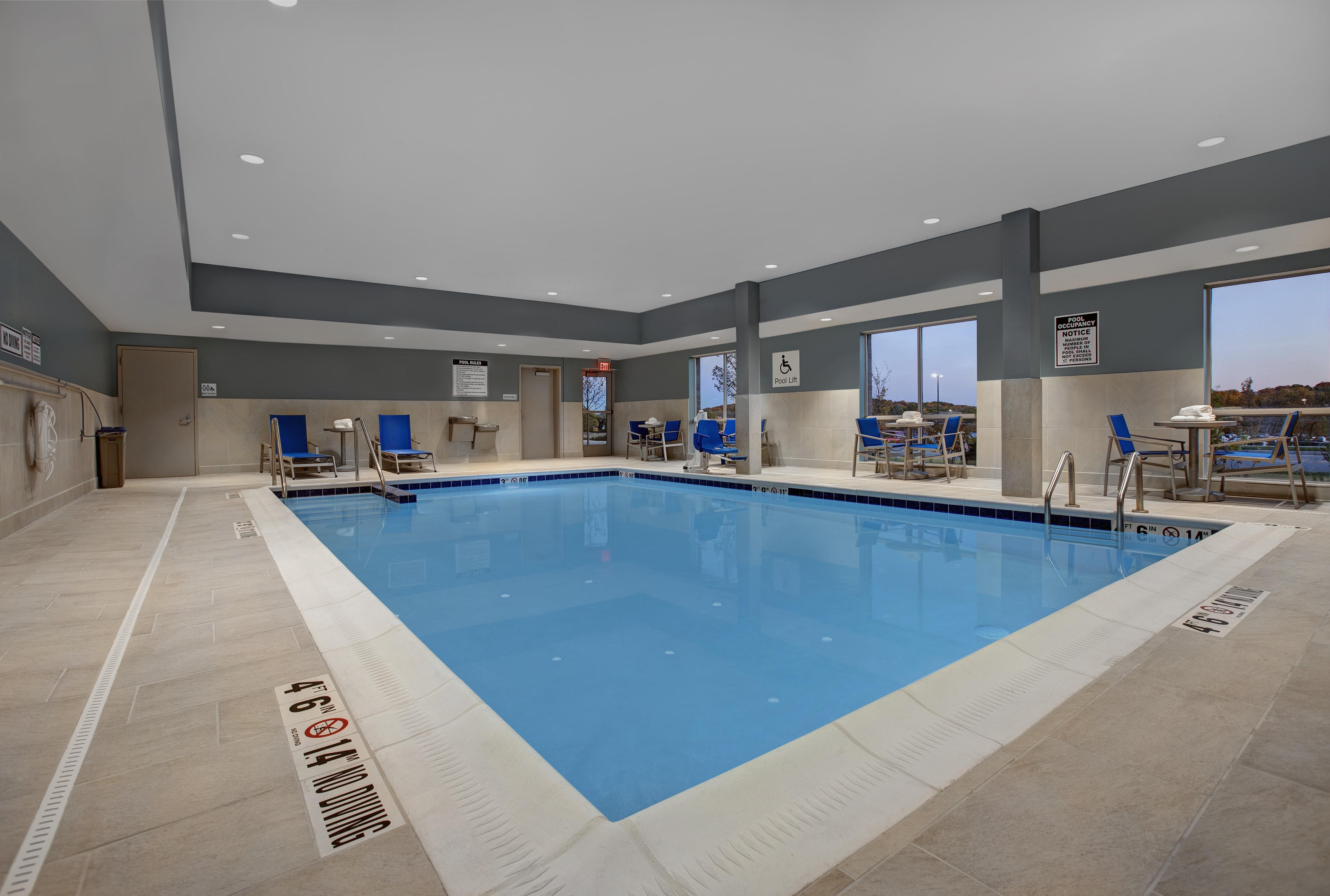 Holiday Inn Express & Suites - Milwaukee - Brookfield By Ihg Exterior photo