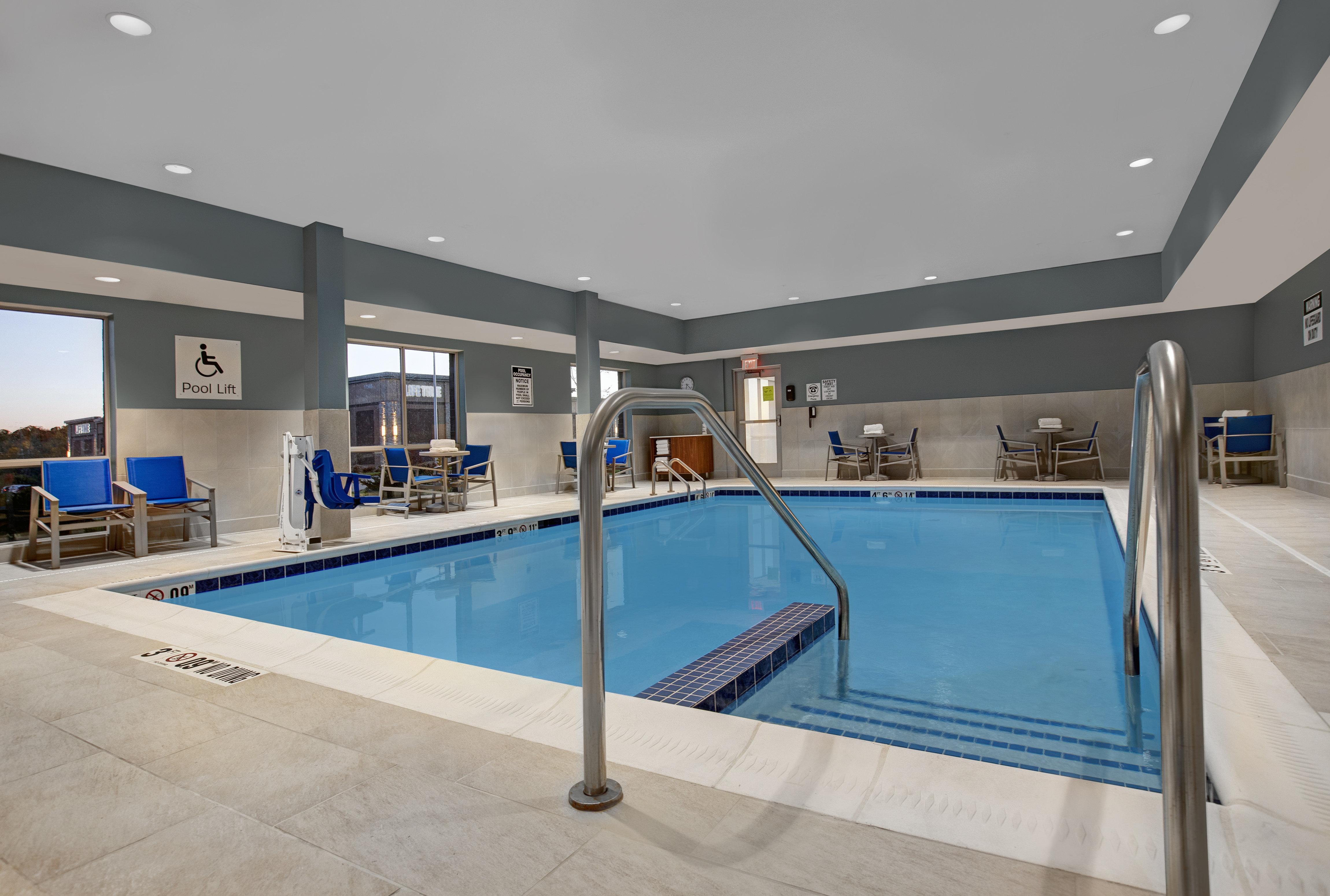 Holiday Inn Express & Suites - Milwaukee - Brookfield By Ihg Exterior photo