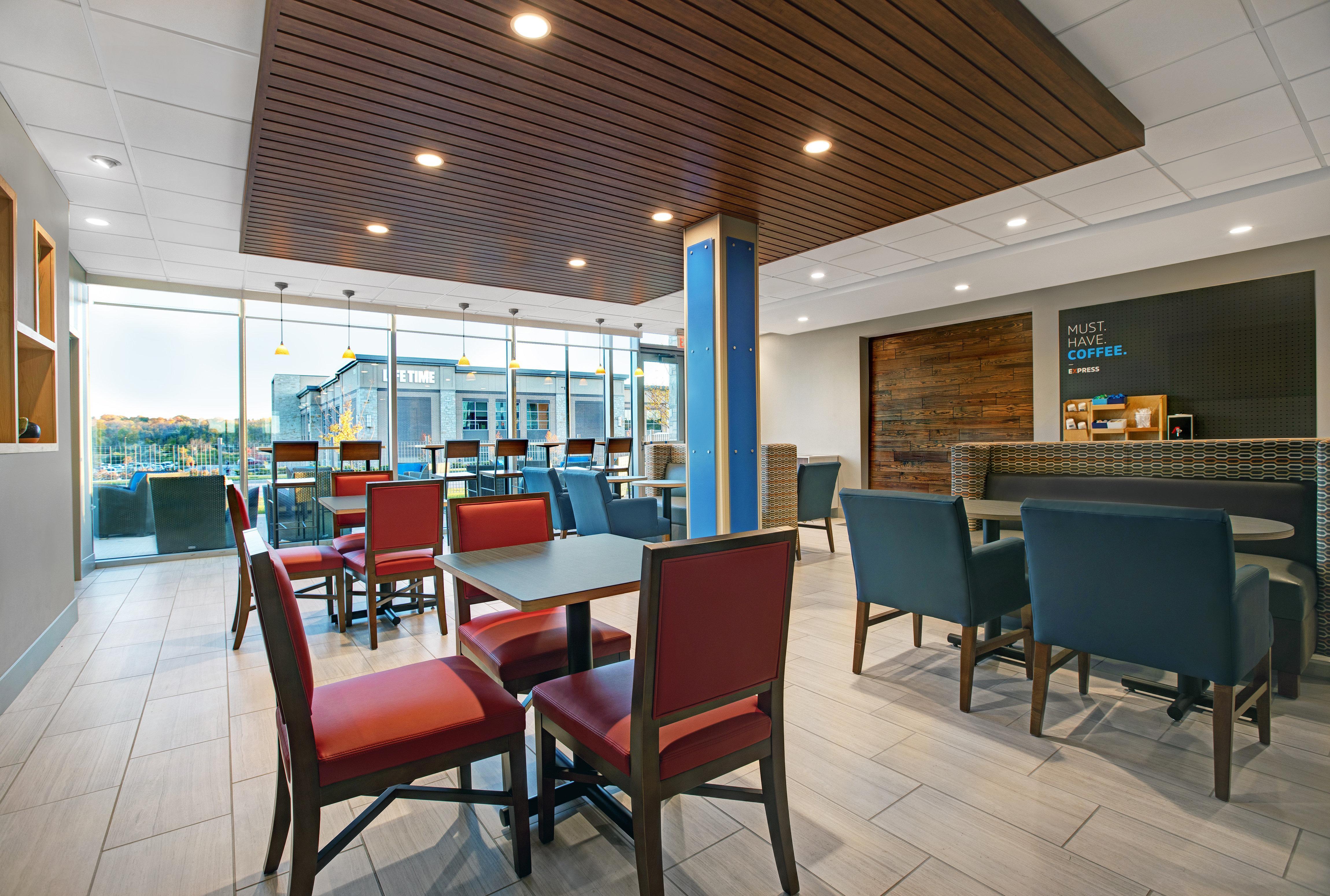 Holiday Inn Express & Suites - Milwaukee - Brookfield By Ihg Exterior photo
