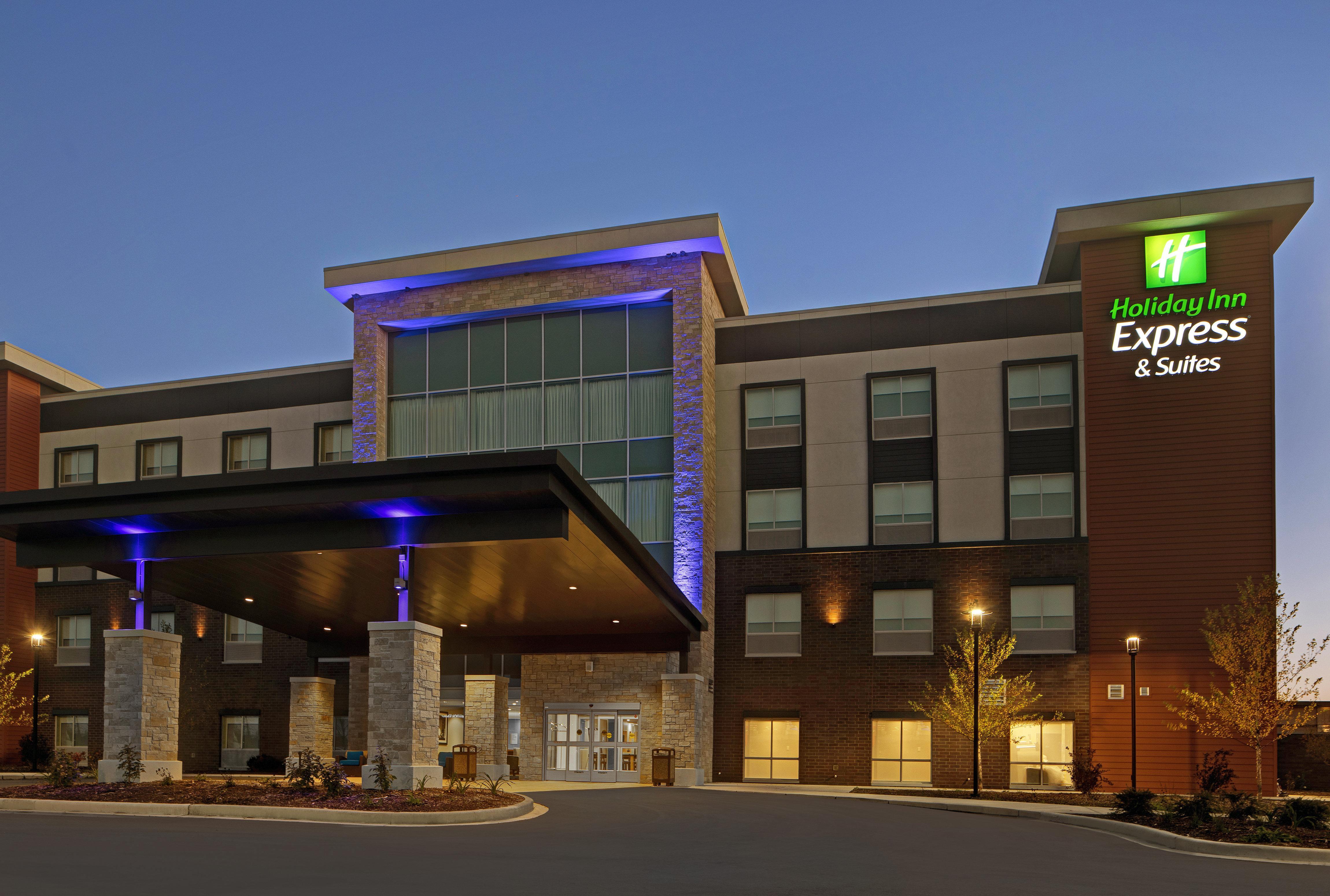 Holiday Inn Express & Suites - Milwaukee - Brookfield By Ihg Exterior photo