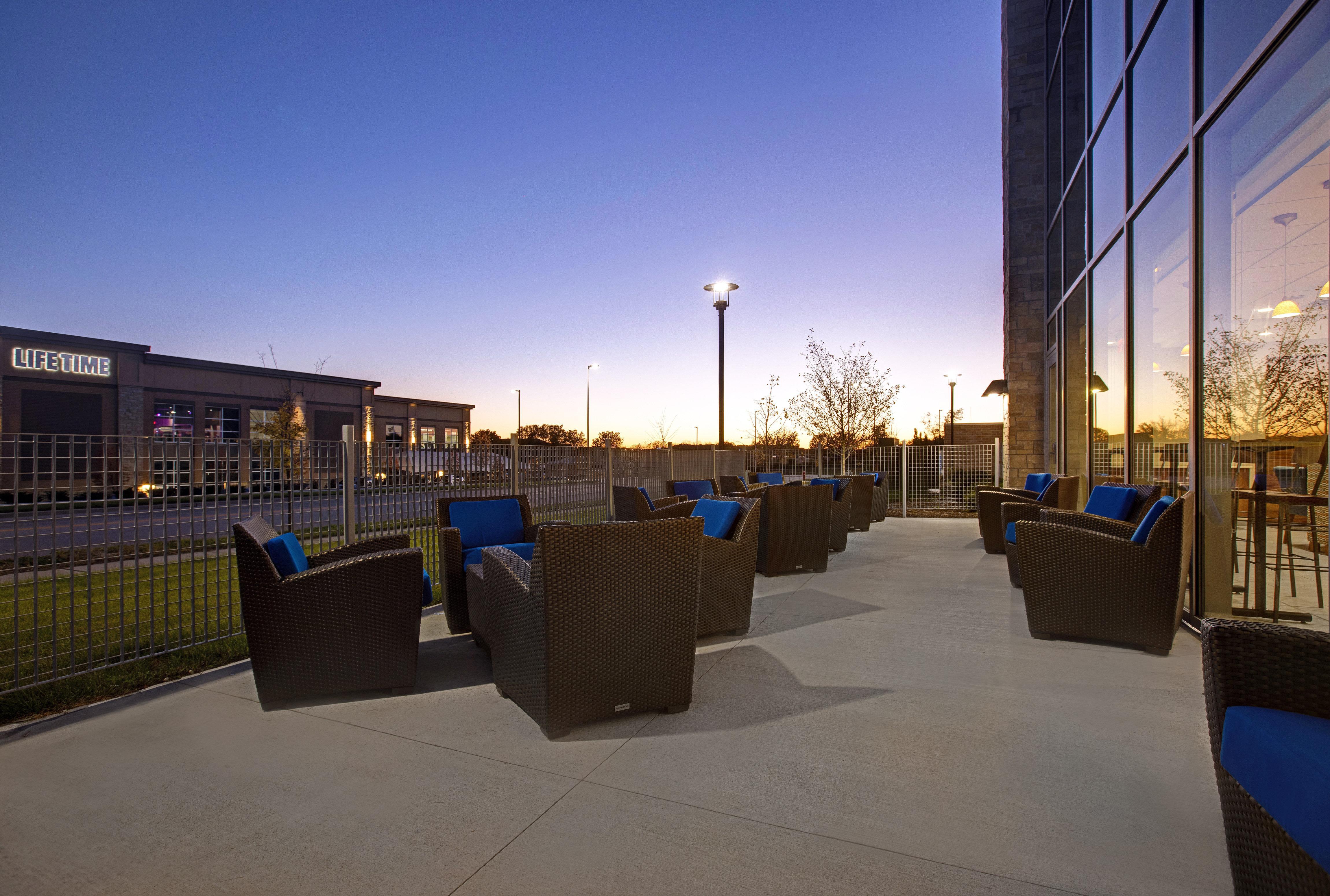 Holiday Inn Express & Suites - Milwaukee - Brookfield By Ihg Exterior photo