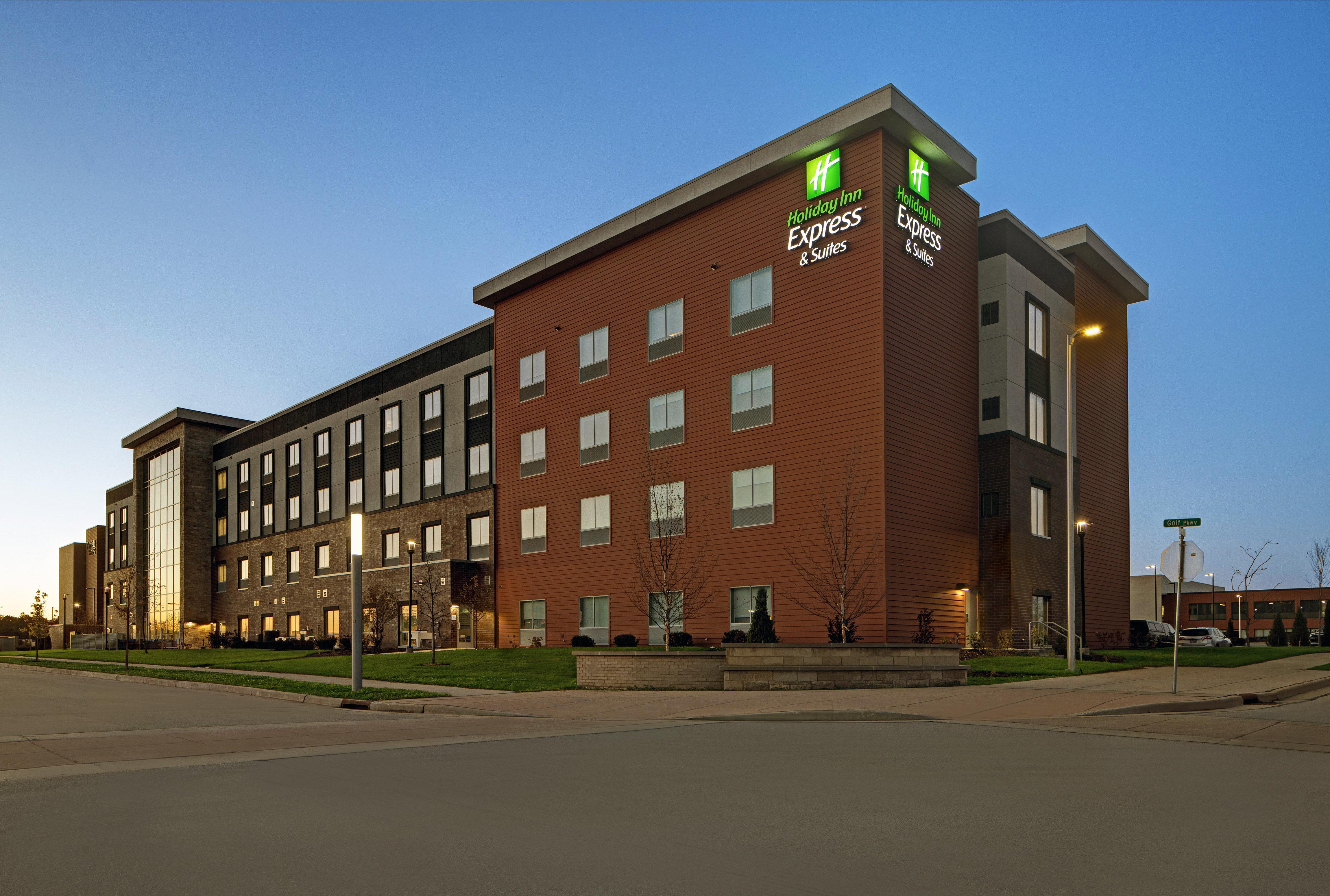 Holiday Inn Express & Suites - Milwaukee - Brookfield By Ihg Exterior photo