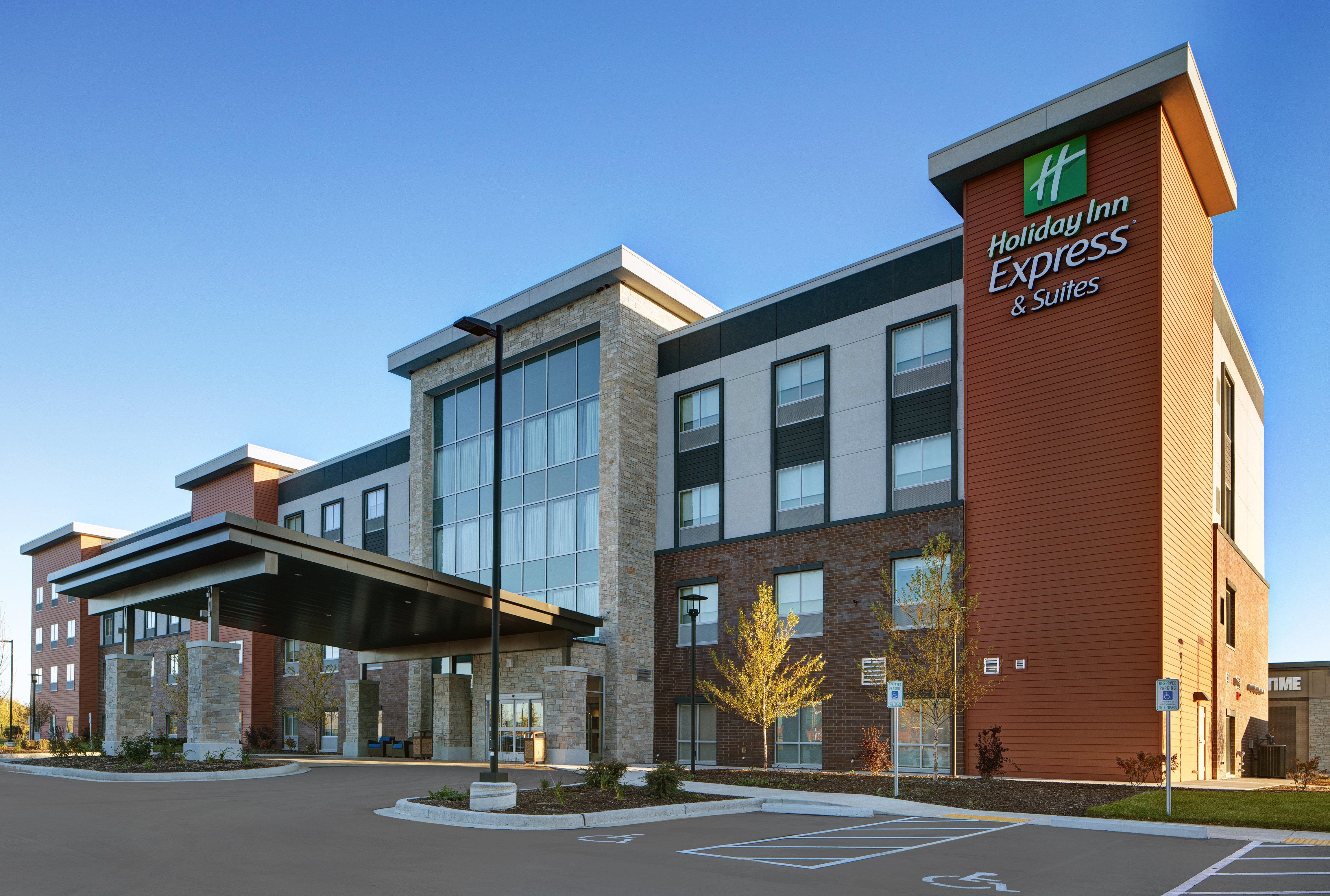 Holiday Inn Express & Suites - Milwaukee - Brookfield By Ihg Exterior photo