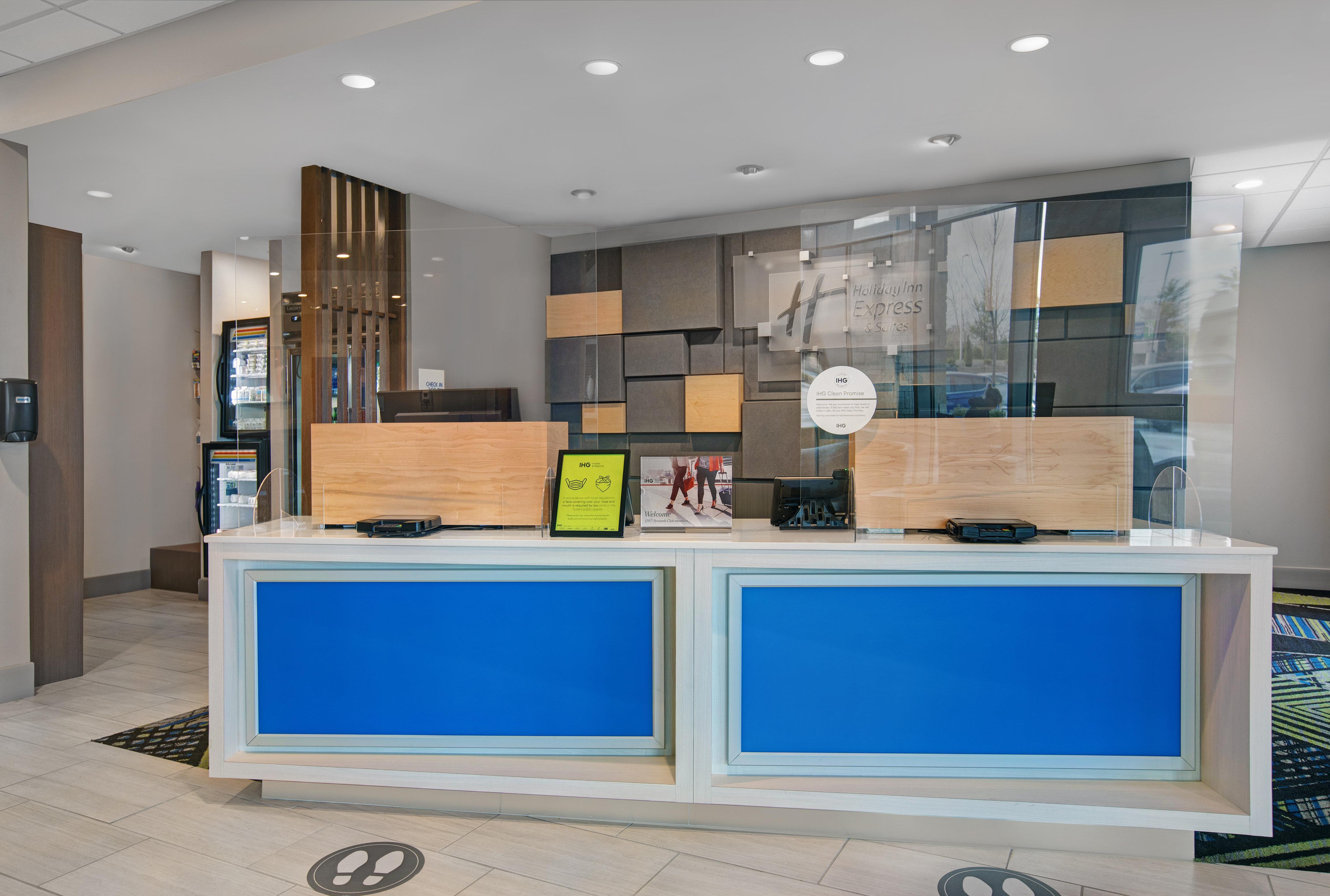 Holiday Inn Express & Suites - Milwaukee - Brookfield By Ihg Exterior photo