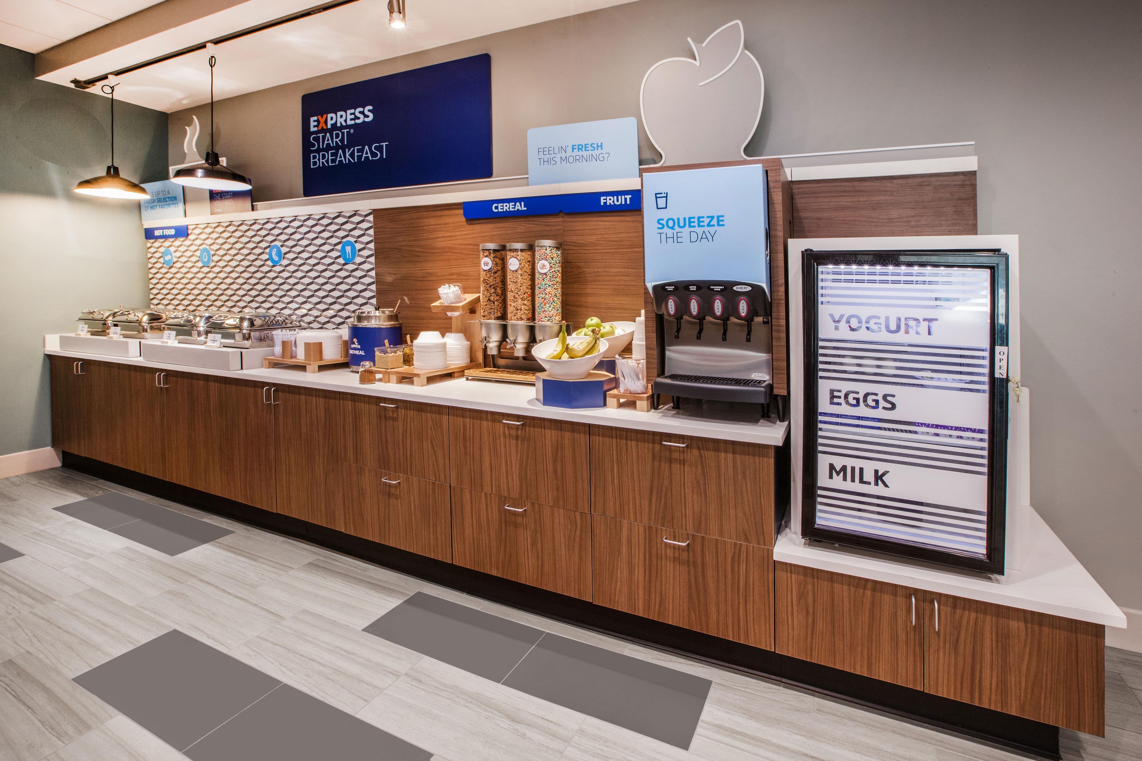 Holiday Inn Express & Suites - Milwaukee - Brookfield By Ihg Exterior photo