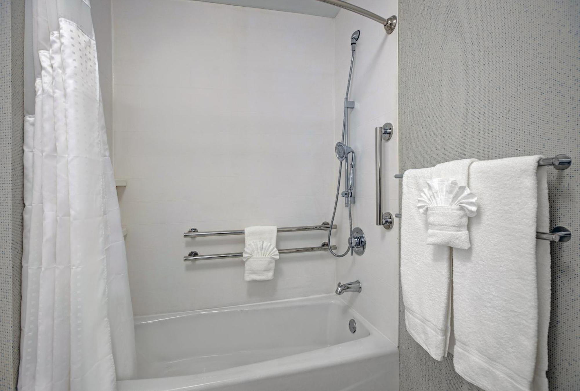 Holiday Inn Express & Suites - Milwaukee - Brookfield By Ihg Exterior photo
